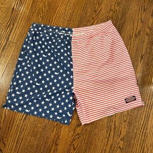 NWT vinyard vines American flag swim trunks  bathing suit xl